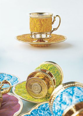 オレンジの花柄のクッションピラーティーカップ＆ソーサー