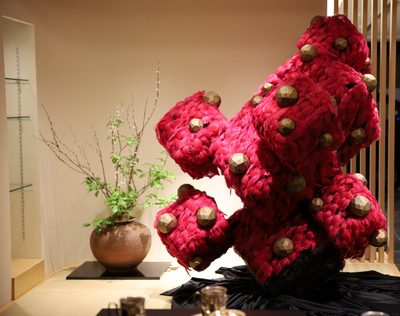 深紅の羽と金の多面体の抽象彫刻。銀座での展示