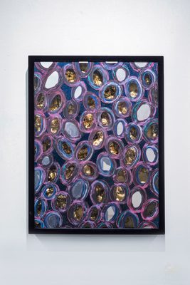 青と紫の輪が重なり、奥に金と銀がのぞく絵画（全体）