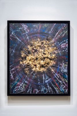 中心の金が放射状にはじける、アクリル板を重ねた絵画（全体）