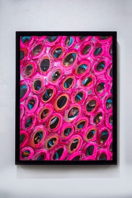 濃いピンクの輪が重なり、奥に青と金がのぞく絵画（全体）